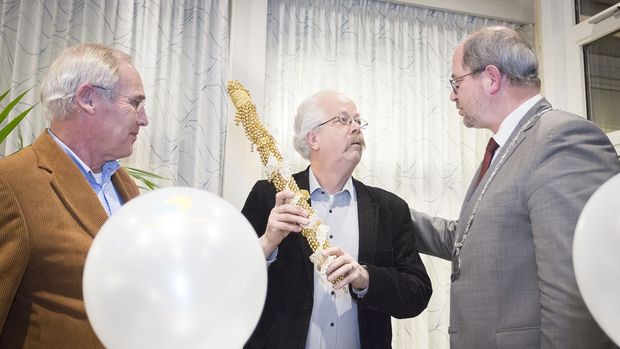 Radio Hoogeveen neemt als eerste de Vrijwilligersstok in ontvangst