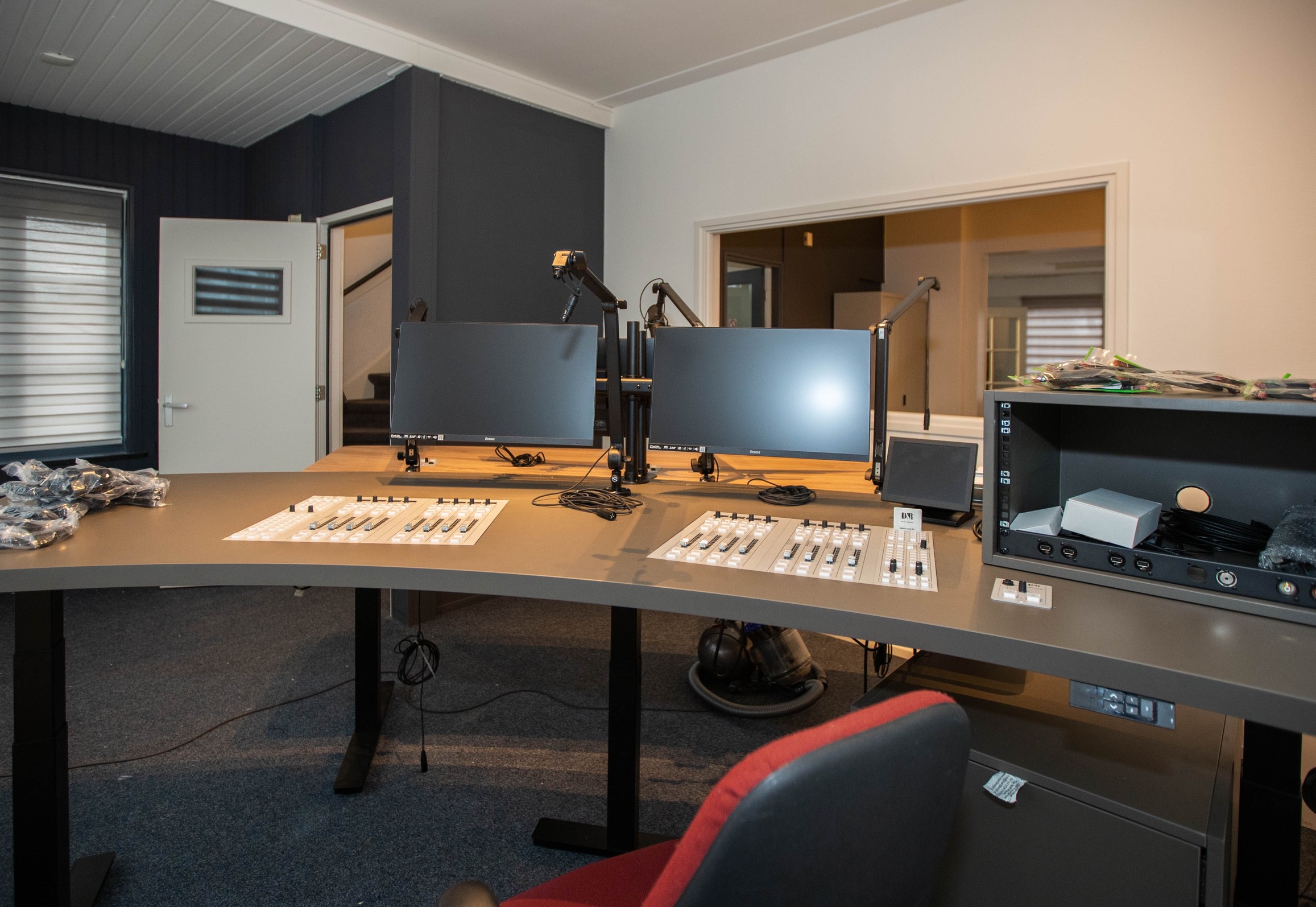 Studiomeubel en techniek geplaatst!